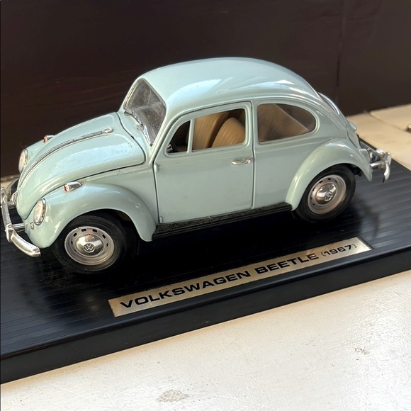 VOLKSWAGEN Beetle 1967 Light Blue 1/18 Diecast Car by Road Signature 92078BL - Picture 1 of 10